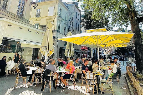 Un restaurant au concept innovant et raffiné Bel ensemble de mobilier en rotin pour ce charmant restaurant Rouennais
