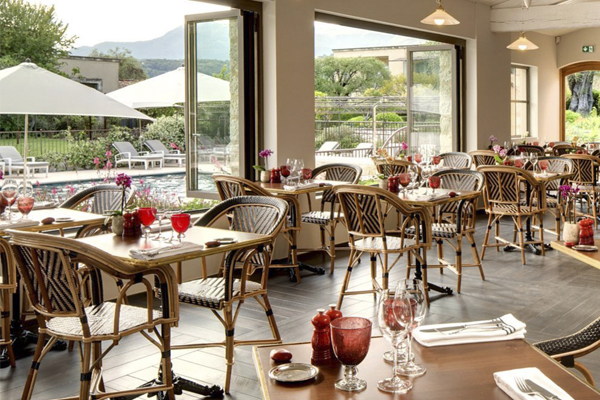 A restaurant with a cosy and refined look Natural rattan for a high quality hotel