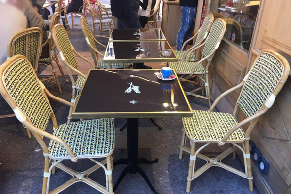 Boulangerie provençale et son look authentique Des couleurs pinières pour cette terrasse de rue