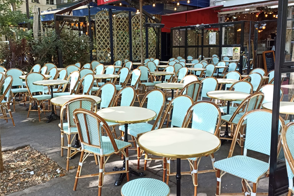 Ambiance bleu ciel pour une jolie terrasse Parisienne Une charmante terrasse de restaurant Parisien