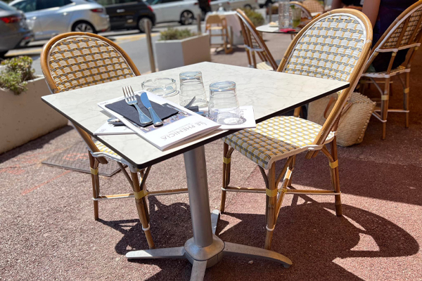 Une jolie terrasse de restaurant  Une jolie terrasse de restaurant 