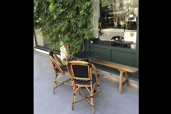 Ravissante terrasse d’une épicerie Nantaise  Une épicerie fine colorée et conviviale