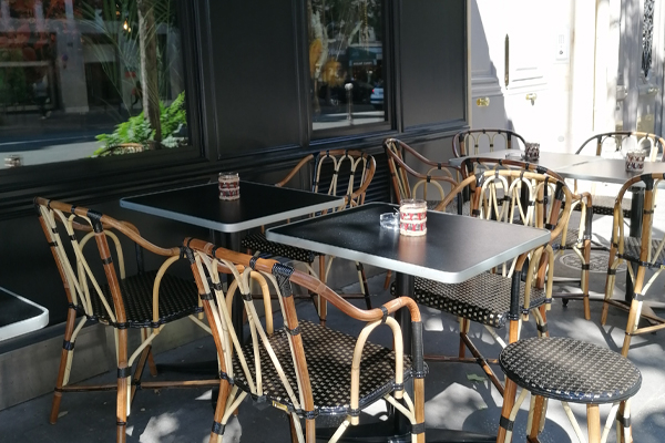 A terrace with a friendly look The elegant street terrace of a karaoke bar