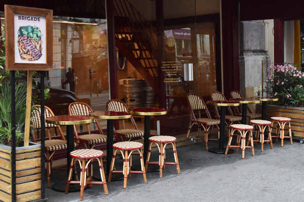 Une terrasse au style bistrot authentique Du rotin pour un restaurant Parisien au concept « Street Food »