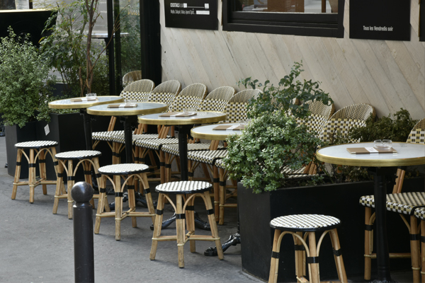 Bistrot Parisien et sa terrasse de rue à l’esprit nature Un petit coin de verdure sur une terrasse Parisienne