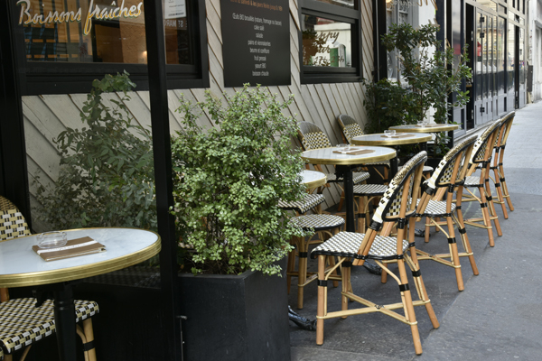 Bistrot Parisien et sa terrasse de rue à l’esprit nature Un petit coin de verdure sur une terrasse Parisienne