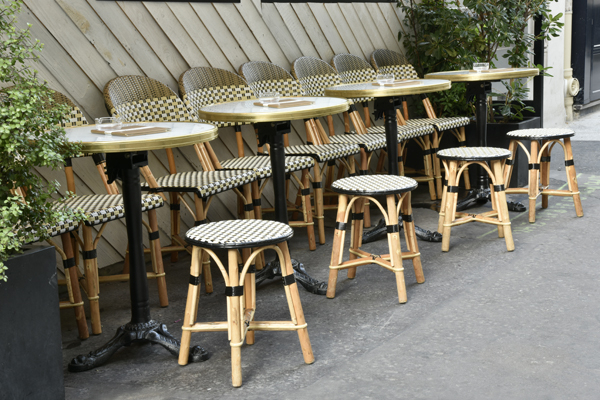 Bistrot Parisien et sa terrasse de rue à l’esprit nature Un petit coin de verdure sur une terrasse Parisienne