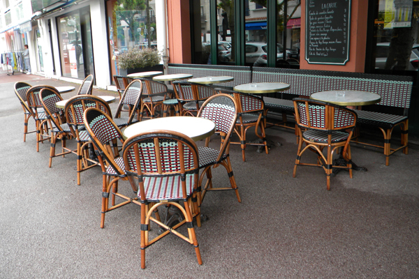 Bar basque et sa jolie terrasse de rue au mobilier en rotin naturel Terrasse de bar au coeur de St Jean De Luz