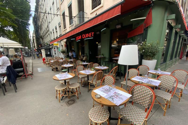 A terrace that beautifies the street