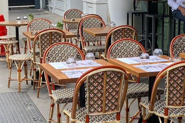 A terrace that beautifies the street