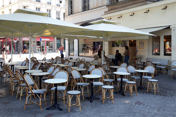 Un restaurant au concept innovant et raffiné Bel ensemble de mobilier en rotin pour ce charmant restaurant Rouennais
