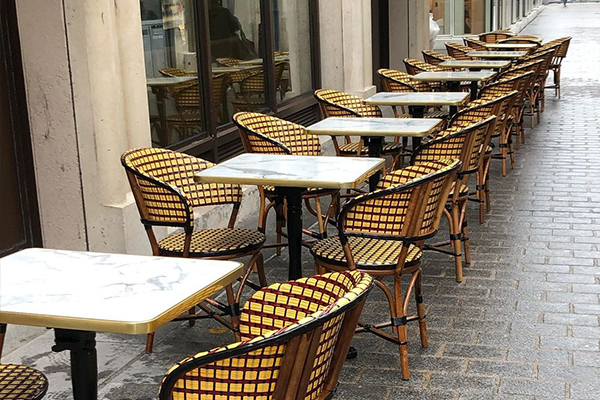 Un coffee-shop à la Nantaise Une jolie terrasse de rue à pavés