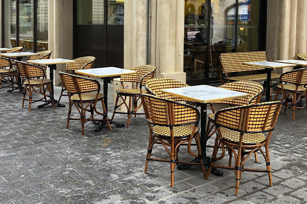 Un coffee-shop à la Nantaise Une jolie terrasse de rue à pavés