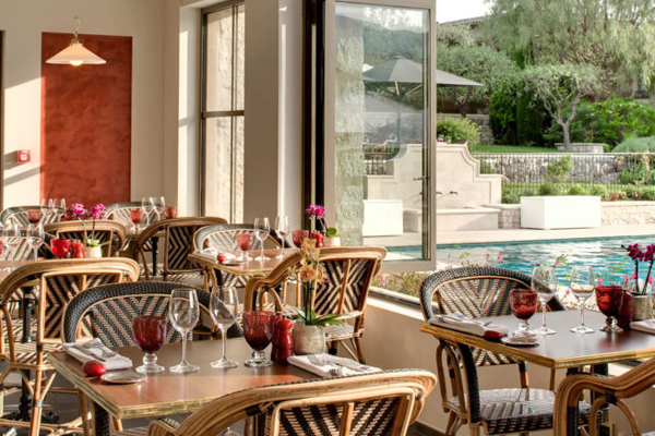 A restaurant with a cosy and refined look Natural rattan for a high quality hotel