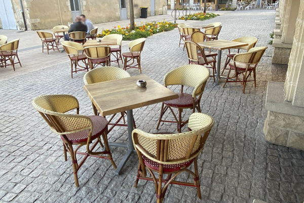 Bar tabac au style naturel Une terrasse au mélange d’ambiance