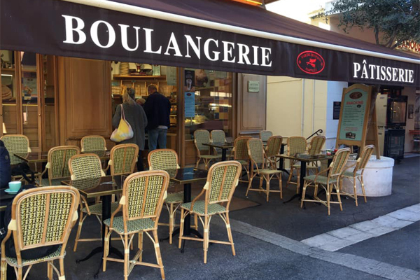Boulangerie provençale et son look authentique Des couleurs pinières pour cette terrasse de rue