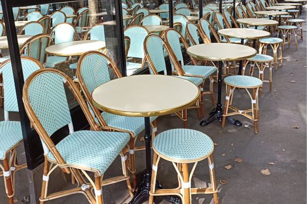Ambiance bleu ciel pour une jolie terrasse Parisienne Une charmante terrasse de restaurant Parisien