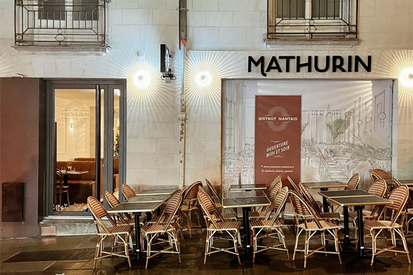 Un bistrot à l’atmosphère changeante Jolie terrasse aussi bien de jour comme de nuit