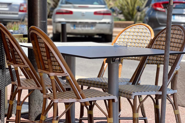 Une terrasse de restaurant à Antibes