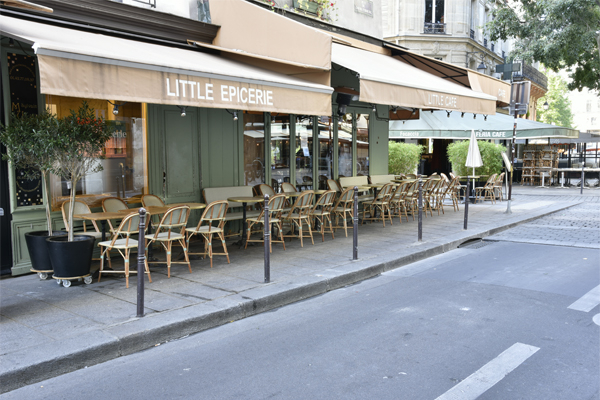 Café Parisien au cadre chic et contemporain Une terrasse aux couleurs pastel