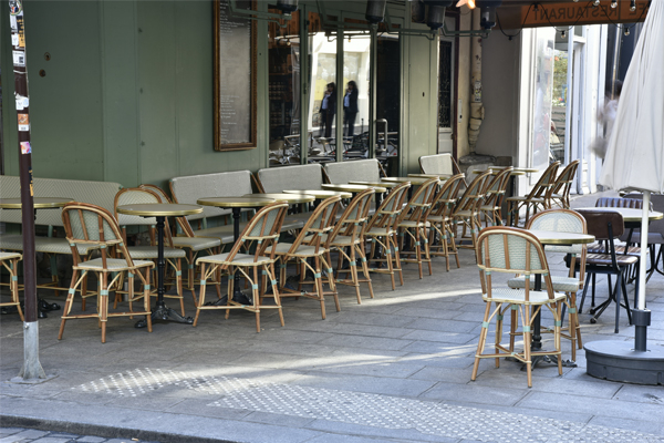 Café Parisien au cadre chic et contemporain Une terrasse aux couleurs pastel
