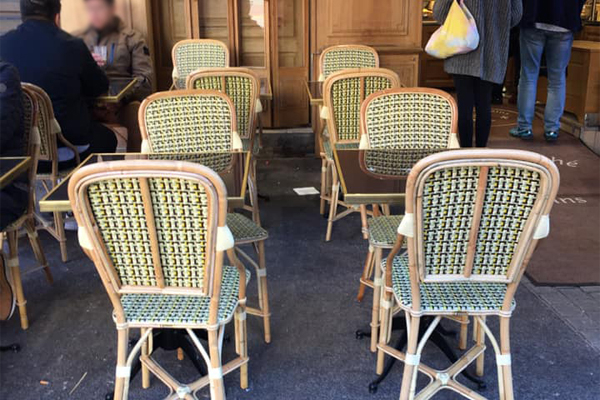 Boulangerie provençale et son look authentique Des couleurs pinières pour cette terrasse de rue