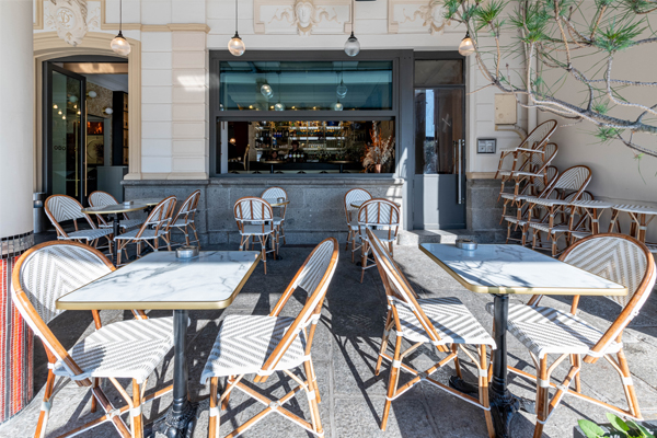 Belle terrasse lumineuse et contemporaine  Le contemporain au service du blanc