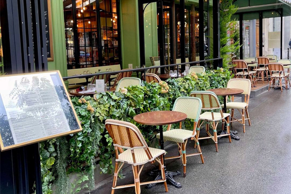 Une terrasse aux jolies couleurs vertes