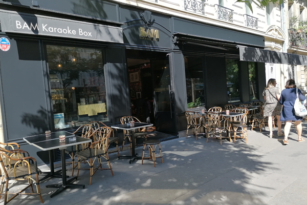 Une terrasse à l'esprit convivial La terrasse de rue élégante d’un bar karaoké