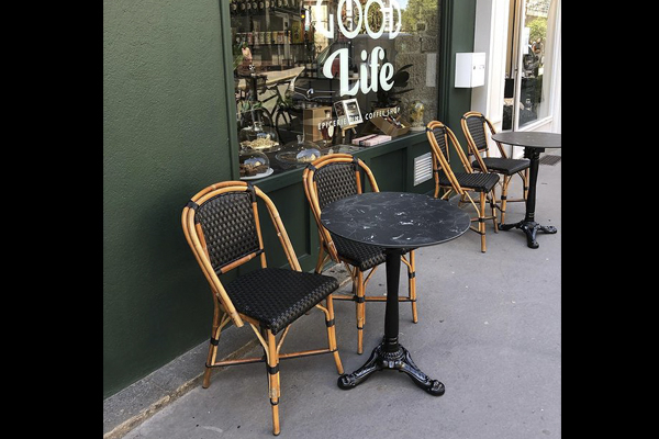 Ravissante terrasse d’une épicerie Nantaise  Une épicerie fine colorée et conviviale