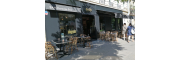 Une terrasse à l'esprit convivial La terrasse de rue élégante d’un bar karaoké