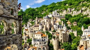 Ce village accroché à une falaise semble vraiment défier les lois de la gravité