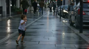 La laisse à enrouleur : les vétérinaires parlent d’un fléau, les médecins alertent sur de graves blessures chez chiens et enfants