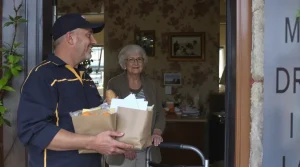 Les facteurs en France en 2026, c'est terminé : La Poste transforme ses postiers en agents de convivialité pour les séniors