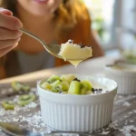 Plus léger qu'un flan antillais, ce dessert au bon goût de coco se prépare en un rien de temps