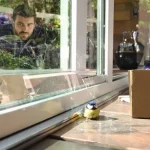 Vous trouvez une mésange blessée sur votre terrasse ? Ce réflexe la condamne en quelques secondes